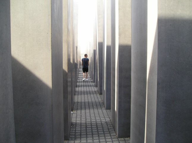 אנדרטת השואה holman