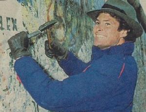 hasselhoff-at-berlin-wall